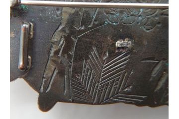 アンティーク　勝春作　花籠彫刻　金工　精巧な彫りが見事な帯留め(帯締め、着物道具、和装小物、アクセサリー、ブローチ、松竹梅、共箱付き)(R-074713)