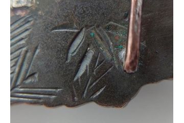 アンティーク　勝春作　花籠彫刻　金工　精巧な彫りが見事な帯留め(帯締め、着物道具、和装小物、アクセサリー、ブローチ、松竹梅、共箱付き)(R-074713)