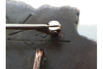 アンティーク　勝春作　花籠彫刻　金工　精巧な彫りが見事な帯留め(帯締め、着物道具、和装小物、アクセサリー、ブローチ、松竹梅、共箱付き)(R-074713)