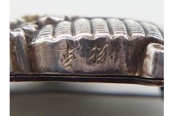 アンティーク　勝春作　花籠彫刻　金工　精巧な彫りが見事な帯留め(帯締め、着物道具、和装小物、アクセサリー、ブローチ、松竹梅、共箱付き)(R-074713)