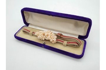 白珊瑚　K18　上品で清楚な印象の帯留め(サンゴ、帯締め、着物道具、和装小物、アクセサリー、ケース付き)(R-074714)