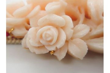 白珊瑚　K18　上品で清楚な印象の帯留め(サンゴ、帯締め、着物道具、和装小物、アクセサリー、ケース付き)(R-074714)