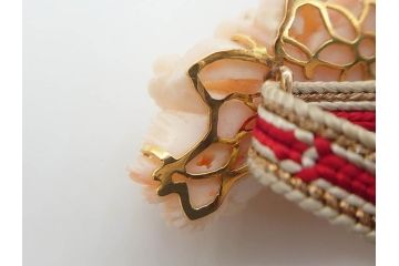 白珊瑚　K18　上品で清楚な印象の帯留め(サンゴ、帯締め、着物道具、和装小物、アクセサリー、ケース付き)(R-074714)