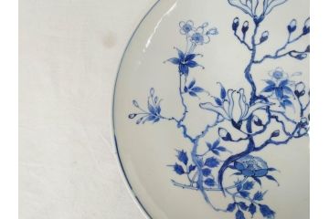 真陶園　川本半助　瀬戸染付　約39cm　1尺3寸皿　繊細な絵付けが落ち着いた雰囲気を醸し出す大皿(和皿、和食器、半介、一尺三寸)(R-074718)