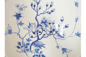 真陶園　川本半助　瀬戸染付　約39cm　1尺3寸皿　繊細な絵付けが落ち着いた雰囲気を醸し出す大皿(和皿、和食器、半介、一尺三寸)(R-074718)