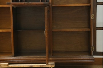 イギリスアンティーク　オーク材　リネンフォールドの意匠が美しいサイドバイサイドビューローブックケース　(R-074744)