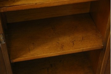 イギリスアンティーク　オーク材　リネンフォールドの意匠が美しいサイドバイサイドビューローブックケース　(R-074744)