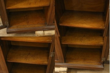 イギリスアンティーク　オーク材　リネンフォールドの意匠が美しいサイドバイサイドビューローブックケース　(R-074744)