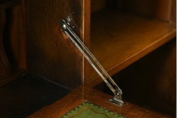 イギリスアンティーク　オーク材　リネンフォールドの意匠が美しいサイドバイサイドビューローブックケース　(R-074744)