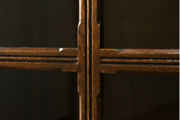 イギリスアンティーク　オーク材　リネンフォールドの意匠が美しいサイドバイサイドビューローブックケース　(R-074744)