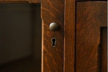 イギリスアンティーク　オーク材　リネンフォールドの意匠が美しいサイドバイサイドビューローブックケース　(R-074744)