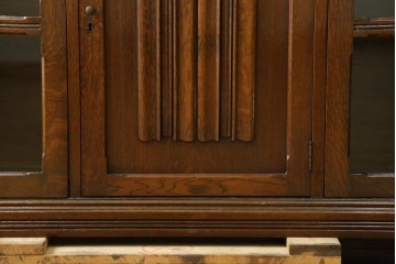 イギリスアンティーク　オーク材　リネンフォールドの意匠が美しいサイドバイサイドビューローブックケース　(R-074744)