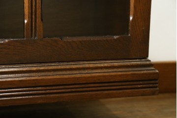 イギリスアンティーク　オーク材　リネンフォールドの意匠が美しいサイドバイサイドビューローブックケース　(R-074744)