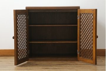 中古　美品　オーク材　三越家具(現カントリーハウス)　Brugge(ブルージュ)　クラシカルな雰囲気を醸し出すキャビネット(収納棚、戸棚)(R-074745)