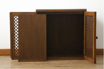 中古　美品　オーク材　三越家具(現カントリーハウス)　Brugge(ブルージュ)　クラシカルな雰囲気を醸し出すキャビネット(収納棚、戸棚)(R-074745)