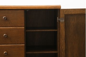 中古　美品　オーク材　三越家具(現カントリーハウス)　Brugge(ブルージュ)　クラシカルな雰囲気を醸し出すサイドキャビネット(収納棚、戸棚、引き出し、サイドボード)(R-074747)