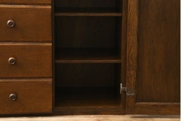 中古　美品　オーク材　三越家具(現カントリーハウス)　Brugge(ブルージュ)　クラシカルな雰囲気を醸し出すサイドキャビネット(収納棚、戸棚、引き出し、サイドボード)(R-074747)