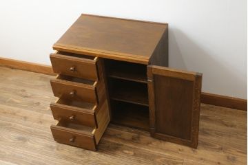 中古　美品　オーク材　三越家具(現カントリーハウス)　Brugge(ブルージュ)　クラシカルな雰囲気を醸し出すサイドキャビネット(収納棚、戸棚、引き出し、サイドボード)(R-074747)