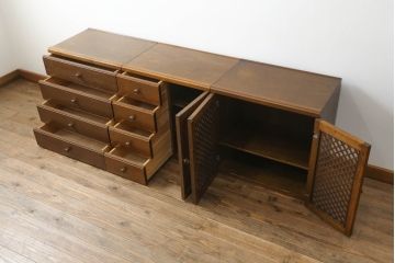 中古　美品　オーク材　三越家具(現カントリーハウス)　Brugge(ブルージュ)　クラシカルな雰囲気を醸し出すサイドキャビネット(サイドボード、ローチェスト、ローボード、収納棚、戸棚、収納箪笥、整理たんす、引き出し、テレビ台、テレビボード)(R-074748)