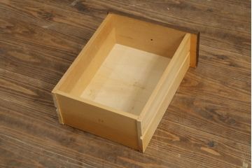 中古　美品　オーク材　三越家具(現カントリーハウス)　Brugge(ブルージュ)　クラシカルな雰囲気を醸し出すサイドキャビネット(サイドボード、ローチェスト、ローボード、収納棚、戸棚、収納箪笥、整理たんす、引き出し、テレビ台、テレビボード)(R-074748)
