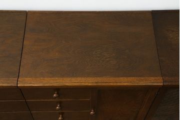 中古　美品　オーク材　三越家具(現カントリーハウス)　Brugge(ブルージュ)　クラシカルな雰囲気を醸し出すサイドキャビネット(サイドボード、ローチェスト、ローボード、収納棚、戸棚、収納箪笥、整理たんす、引き出し、テレビ台、テレビボード)(R-074748)