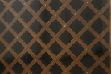 中古　美品　オーク材　三越家具(現カントリーハウス)　Brugge(ブルージュ)　クラシカルな雰囲気を醸し出すサイドキャビネット(サイドボード、ローチェスト、ローボード、収納棚、戸棚、収納箪笥、整理たんす、引き出し、テレビ台、テレビボード)(R-074748)