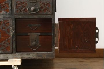 和製アンティーク　漆塗り　繊細なデザインの金具が美しい佐渡八幡箪笥(佐渡箪笥、和たんす、衣装タンス、時代箪笥、整理箪笥、引き出し)(R-074749)