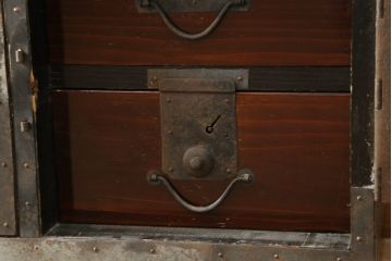 和製アンティーク　漆塗り　繊細なデザインの金具が美しい佐渡八幡箪笥(佐渡箪笥、和たんす、衣装タンス、時代箪笥、整理箪笥、引き出し)(R-074749)