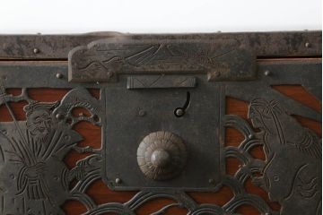 和製アンティーク　漆塗り　繊細なデザインの金具が美しい佐渡八幡箪笥(佐渡箪笥、和たんす、衣装タンス、時代箪笥、整理箪笥、引き出し)(R-074749)