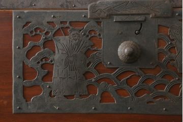 和製アンティーク　漆塗り　繊細なデザインの金具が美しい佐渡八幡箪笥(佐渡箪笥、和たんす、衣装タンス、時代箪笥、整理箪笥、引き出し)(R-074749)