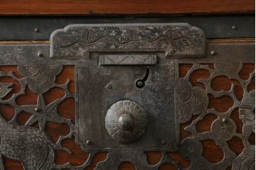 和製アンティーク　漆塗り　繊細なデザインの金具が美しい佐渡八幡箪笥(佐渡箪笥、和たんす、衣装タンス、時代箪笥、整理箪笥、引き出し)(R-074749)