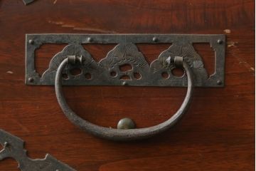 和製アンティーク　漆塗り　繊細なデザインの金具が美しい佐渡八幡箪笥(佐渡箪笥、和たんす、衣装タンス、時代箪笥、整理箪笥、引き出し)(R-074749)