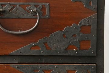 和製アンティーク　漆塗り　繊細なデザインの金具が美しい佐渡八幡箪笥(佐渡箪笥、和たんす、衣装タンス、時代箪笥、整理箪笥、引き出し)(R-074749)