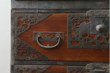 和製アンティーク　漆塗り　繊細なデザインの金具が美しい佐渡八幡箪笥(佐渡箪笥、和たんす、衣装タンス、時代箪笥、整理箪笥、引き出し)(R-074749)