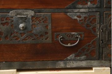 和製アンティーク　漆塗り　繊細なデザインの金具が美しい佐渡八幡箪笥(佐渡箪笥、和たんす、衣装タンス、時代箪笥、整理箪笥、引き出し)(R-074749)