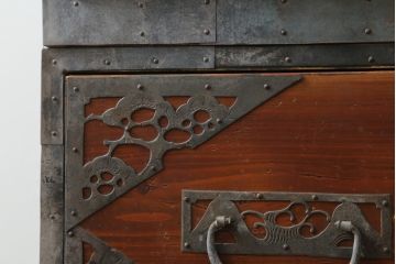 和製アンティーク　漆塗り　繊細なデザインの金具が美しい佐渡八幡箪笥(佐渡箪笥、和たんす、衣装タンス、時代箪笥、整理箪笥、引き出し)(R-074749)