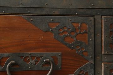 和製アンティーク　漆塗り　繊細なデザインの金具が美しい佐渡八幡箪笥(佐渡箪笥、和たんす、衣装タンス、時代箪笥、整理箪笥、引き出し)(R-074749)
