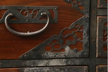 和製アンティーク　漆塗り　繊細なデザインの金具が美しい佐渡八幡箪笥(佐渡箪笥、和たんす、衣装タンス、時代箪笥、整理箪笥、引き出し)(R-074749)