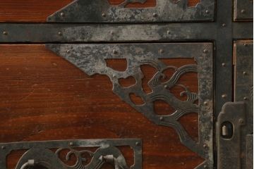 和製アンティーク　漆塗り　繊細なデザインの金具が美しい佐渡八幡箪笥(佐渡箪笥、和たんす、衣装タンス、時代箪笥、整理箪笥、引き出し)(R-074749)