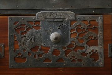 和製アンティーク　漆塗り　繊細なデザインの金具が美しい佐渡八幡箪笥(佐渡箪笥、和たんす、衣装タンス、時代箪笥、整理箪笥、引き出し)(R-074749)