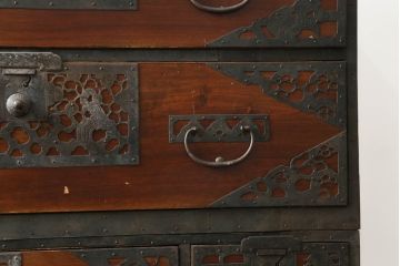 和製アンティーク　漆塗り　繊細なデザインの金具が美しい佐渡八幡箪笥ローボード(佐渡箪笥、和タンス、衣装たんす、時代箪笥、収納タンス、引き出し、ローチェスト、テレビ台、テレビボード)(R-074750)