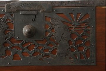 和製アンティーク　漆塗り　繊細なデザインの金具が美しい佐渡八幡箪笥ローボード(佐渡箪笥、和タンス、衣装たんす、時代箪笥、収納タンス、引き出し、ローチェスト、テレビ台、テレビボード)(R-074750)