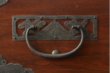 和製アンティーク　漆塗り　繊細なデザインの金具が美しい佐渡八幡箪笥ローボード(佐渡箪笥、和タンス、衣装たんす、時代箪笥、収納タンス、引き出し、ローチェスト、テレビ台、テレビボード)(R-074750)