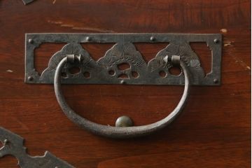 和製アンティーク　漆塗り　繊細なデザインの金具が美しい佐渡八幡箪笥ローボード(佐渡箪笥、和タンス、衣装たんす、時代箪笥、収納タンス、引き出し、ローチェスト、テレビ台、テレビボード)(R-074750)