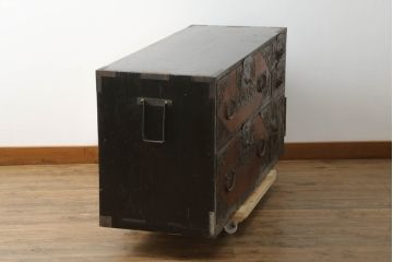 和製アンティーク　漆塗り　繊細なデザインの金具が美しい佐渡八幡箪笥ローボード(佐渡箪笥、和タンス、衣装たんす、時代箪笥、収納タンス、引き出し、ローチェスト、テレビ台、テレビボード)(R-074751)