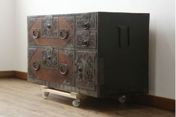 和製アンティーク　漆塗り　繊細なデザインの金具が美しい佐渡八幡箪笥ローボード(佐渡箪笥、和タンス、衣装たんす、時代箪笥、収納タンス、引き出し、ローチェスト、テレビ台、テレビボード)(R-074751)