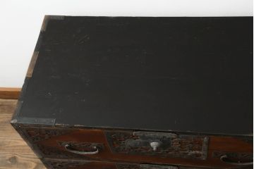 和製アンティーク　漆塗り　繊細なデザインの金具が美しい佐渡八幡箪笥ローボード(佐渡箪笥、和タンス、衣装たんす、時代箪笥、収納タンス、引き出し、ローチェスト、テレビ台、テレビボード)(R-074751)