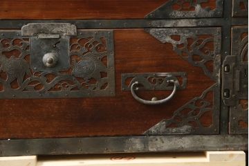 和製アンティーク　漆塗り　繊細なデザインの金具が美しい佐渡八幡箪笥ローボード(佐渡箪笥、和タンス、衣装たんす、時代箪笥、収納タンス、引き出し、ローチェスト、テレビ台、テレビボード)(R-074751)