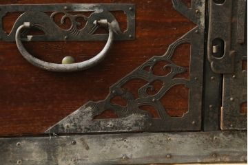 和製アンティーク　漆塗り　繊細なデザインの金具が美しい佐渡八幡箪笥ローボード(佐渡箪笥、和タンス、衣装たんす、時代箪笥、収納タンス、引き出し、ローチェスト、テレビ台、テレビボード)(R-074751)