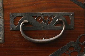 和製アンティーク　漆塗り　繊細なデザインの金具が美しい佐渡八幡箪笥ローボード(佐渡箪笥、和タンス、衣装たんす、時代箪笥、収納タンス、引き出し、ローチェスト、テレビ台、テレビボード)(R-074751)